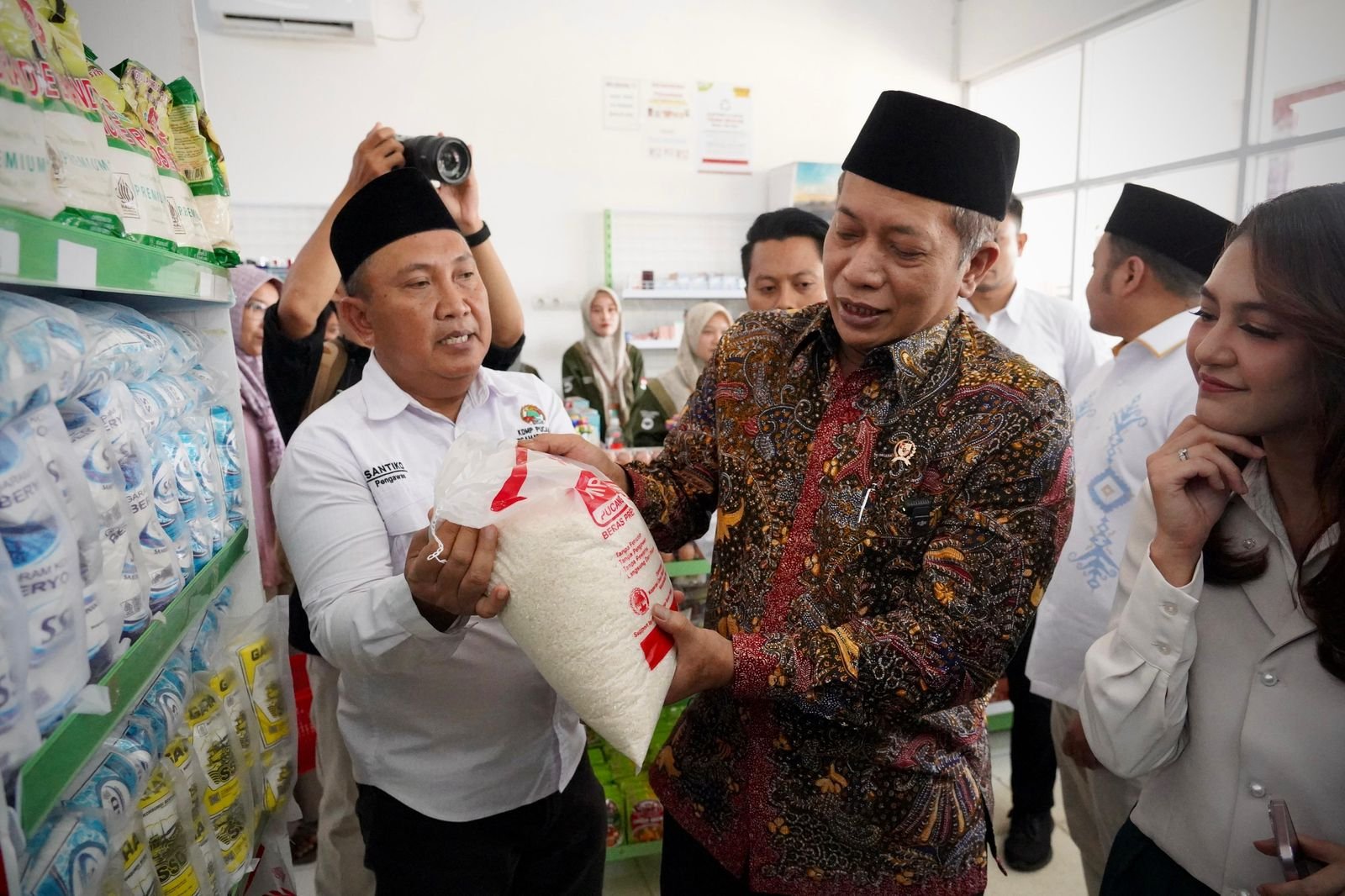 Menkop Ferry Meninjau Operasional Kopdes Pucangan Tuban 1 pul 70
