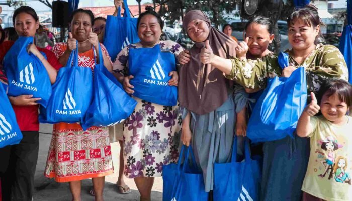 Wagub Rano Karno Bagikan Sembako dan Dorong Akses Air Bersih di Tanah Merah 2 siaranpers pemprov dki 20251004114124 ppnslp 279