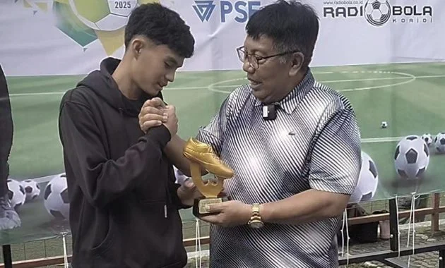 Achmat Nabil terima trofi 630x380 1