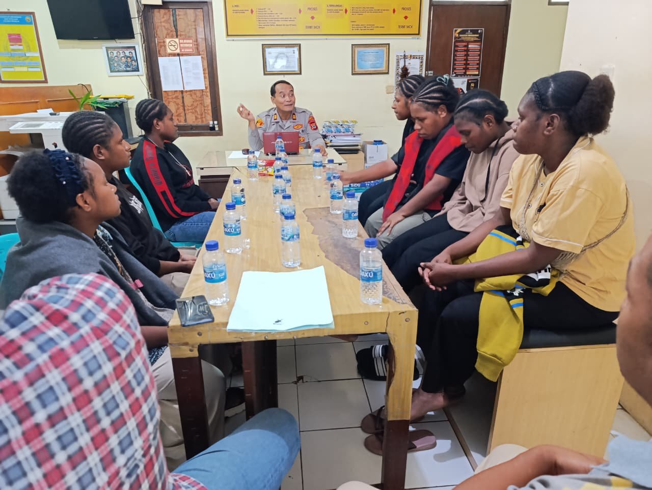Pelajar Papua Kunjungi Polsek Ngaglik, Belajar Wawasan Kebangsaan dan Karakter 1 pul 60