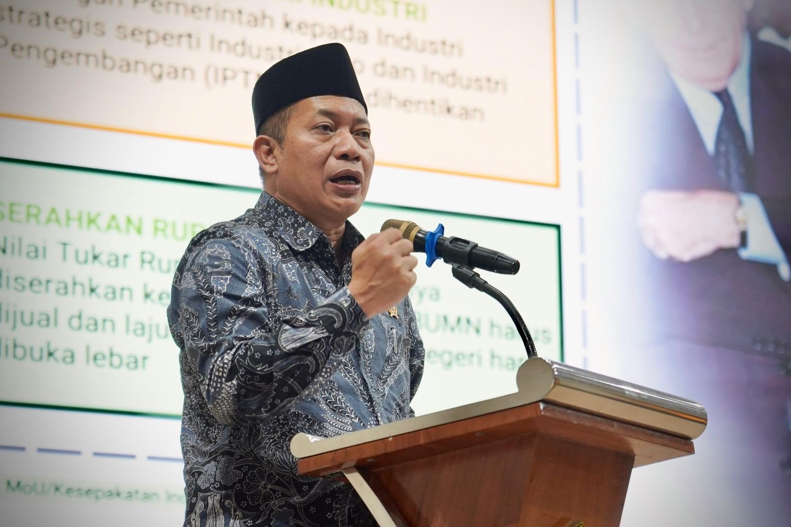 Menkop Ferry Juliantono Ajak Koperasi Mahasiswa Masuk Ke Sektor Produksi 2 IMG 20251218 WA0090