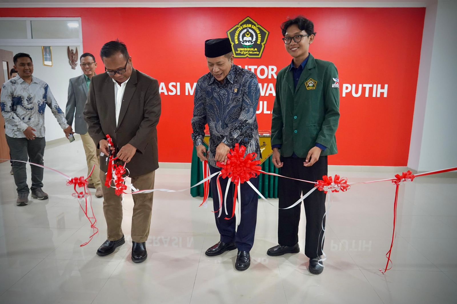 Menkop Ferry Juliantono Ajak Koperasi Mahasiswa Masuk Ke Sektor Produksi 1 IMG 20251218 WA0091