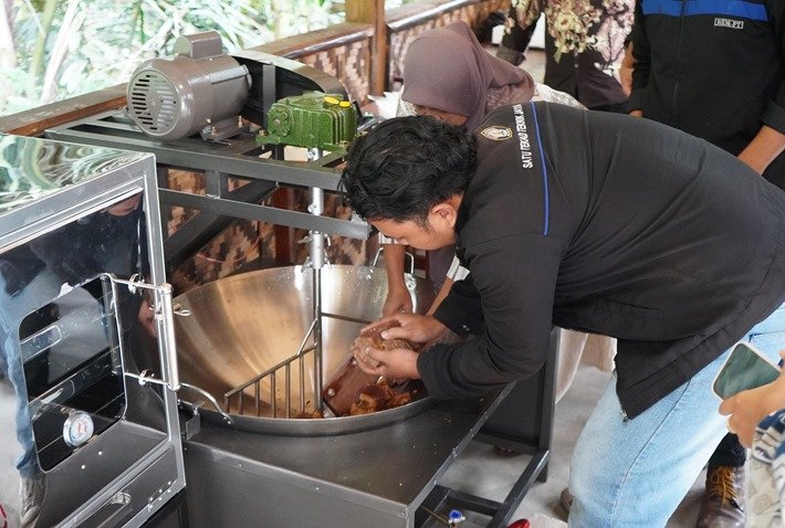 BEM FT Undip Hadirkan Teknologi Tepat Guna untuk Tingkatkan Produksi Gula Aren Desa Sriwulan 1 IMG 20251225 WA0096