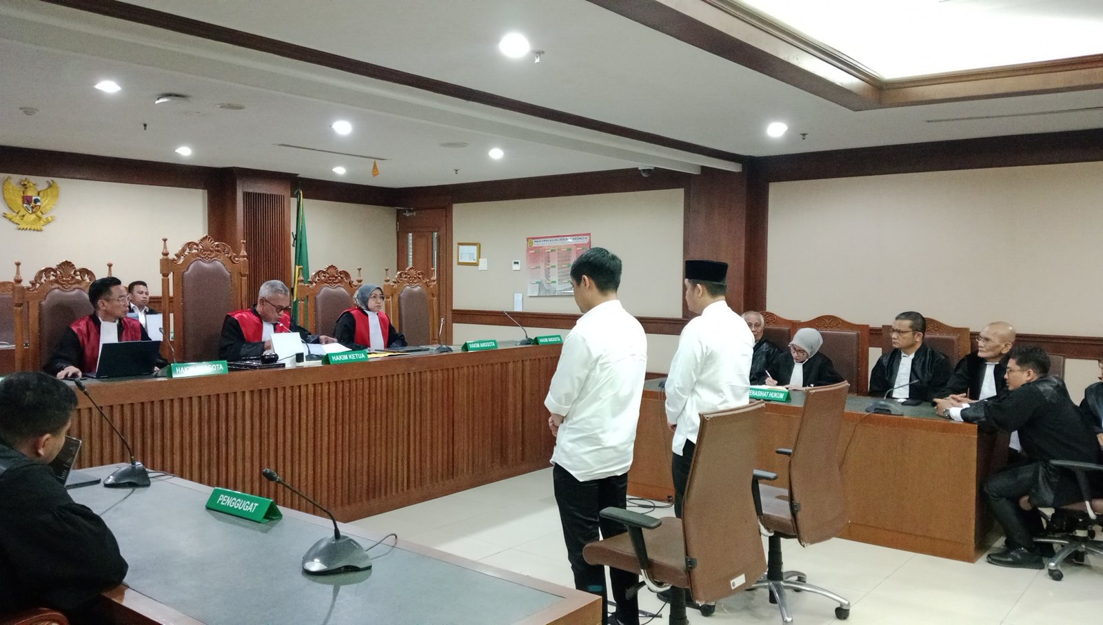 Hakim Bebaskan Dua Karyawan PT WKM Dalam Kasus Nikel Haltim 1 IMG 20251217 151119