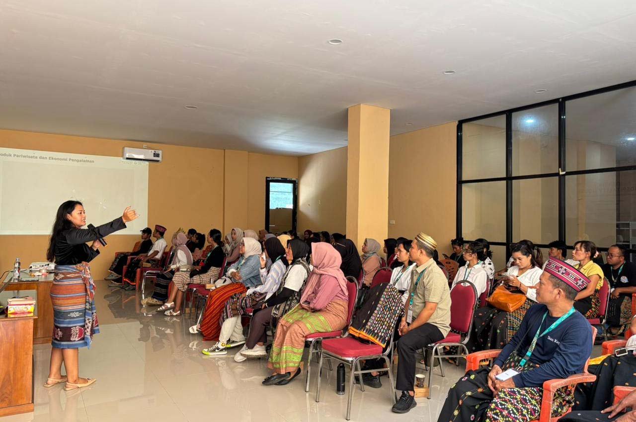 Bangun Pariwisata Berkelanjutan dari Desa, InJourney Group Tingkatkan Kapasitas Pelaku Wisata Labuan Bajo 1 Sesi presentasi di ruangan kelas.