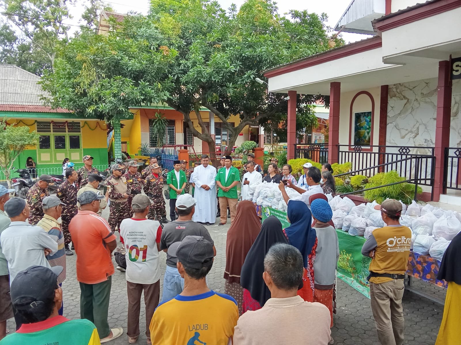 Laksanakan Seruan Paus Leo XIV, Umat Katolik Kraksaan Bagikan Sembako Bersama Ansor-Banser 1 pul 29