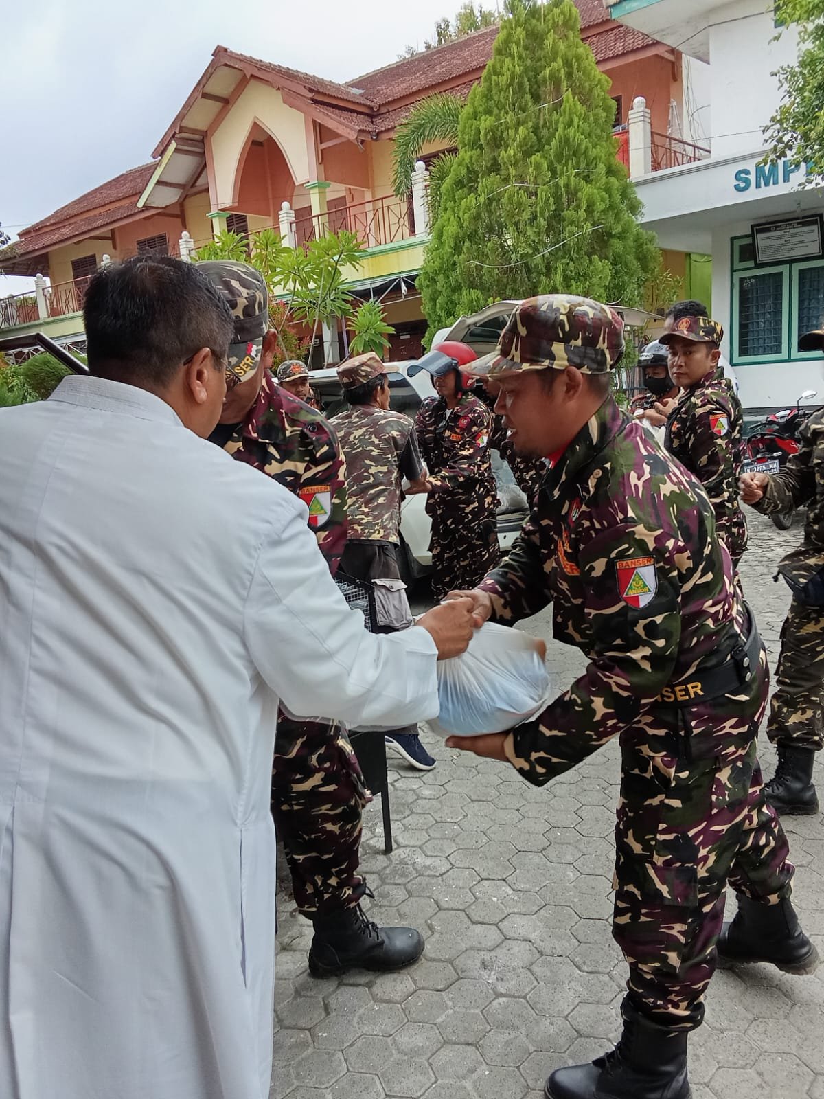 Laksanakan Seruan Paus Leo XIV, Umat Katolik Kraksaan Bagikan Sembako Bersama Ansor-Banser 3 pul 31