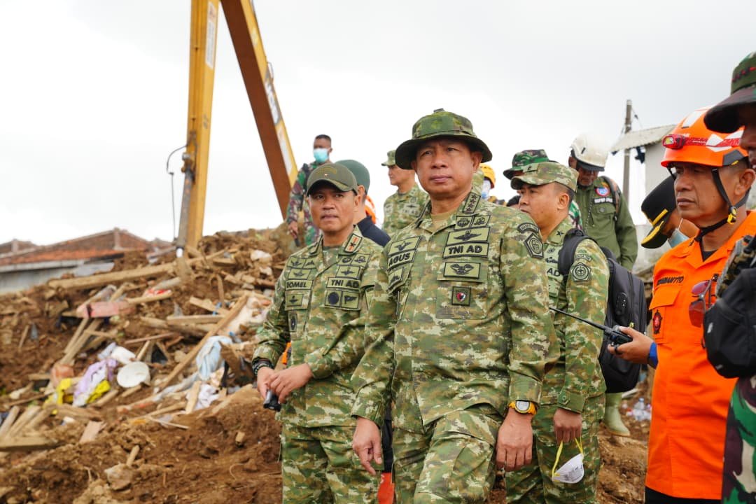 Panglima TNI Turun Langsung ke Lokasi Longsor Bandung Barat, Pastikan Operasi SAR Maksimal 2 IMG 20260207 WA0080