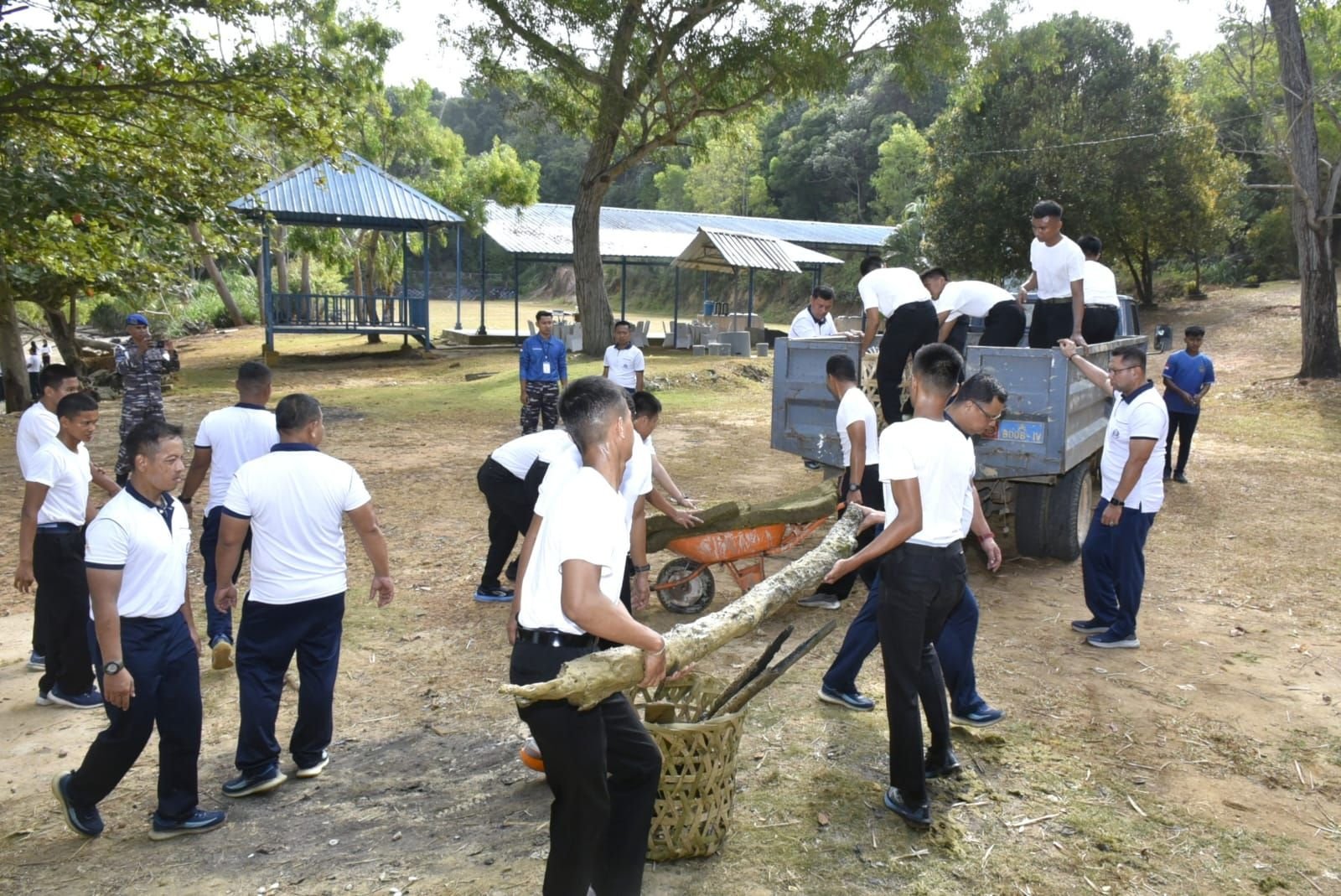 TNI Angkatan Laut Melalui Kodaeral IV Menyatakan Perang Terhadap Sampah 1 pul 39