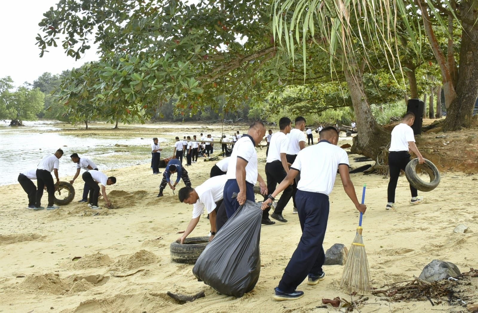 TNI Angkatan Laut Melalui Kodaeral IV Menyatakan Perang Terhadap Sampah 2 pul 40