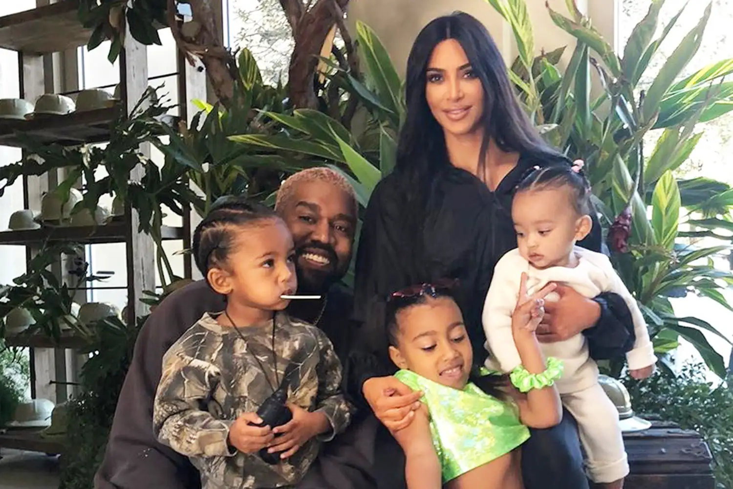 Kim Kardashian Buka Suara soal Hubungannya dengan Kanye West: “Kami Akan Selalu Menjadi Keluarga” 1 pul 8