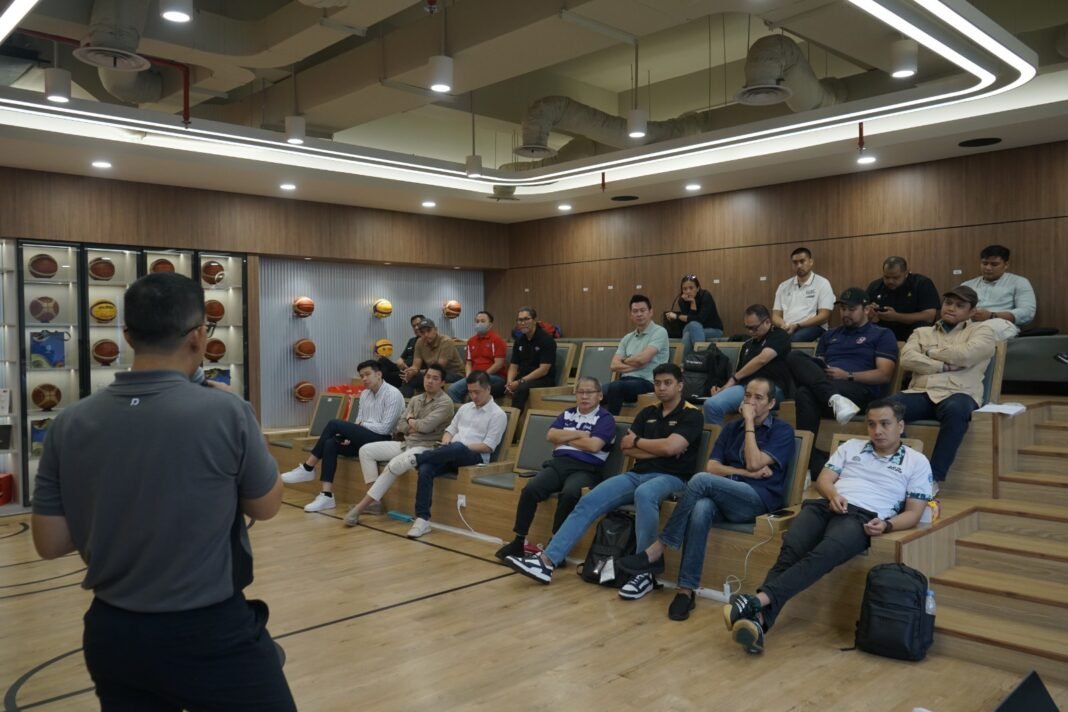 Indonesian Basketball League (IBL) bersama PERBASI menggelar rapat evaluasi kinerja wasit yang melibatkan perwakilan klub pada Selasa (3/3). (foto: IBL).