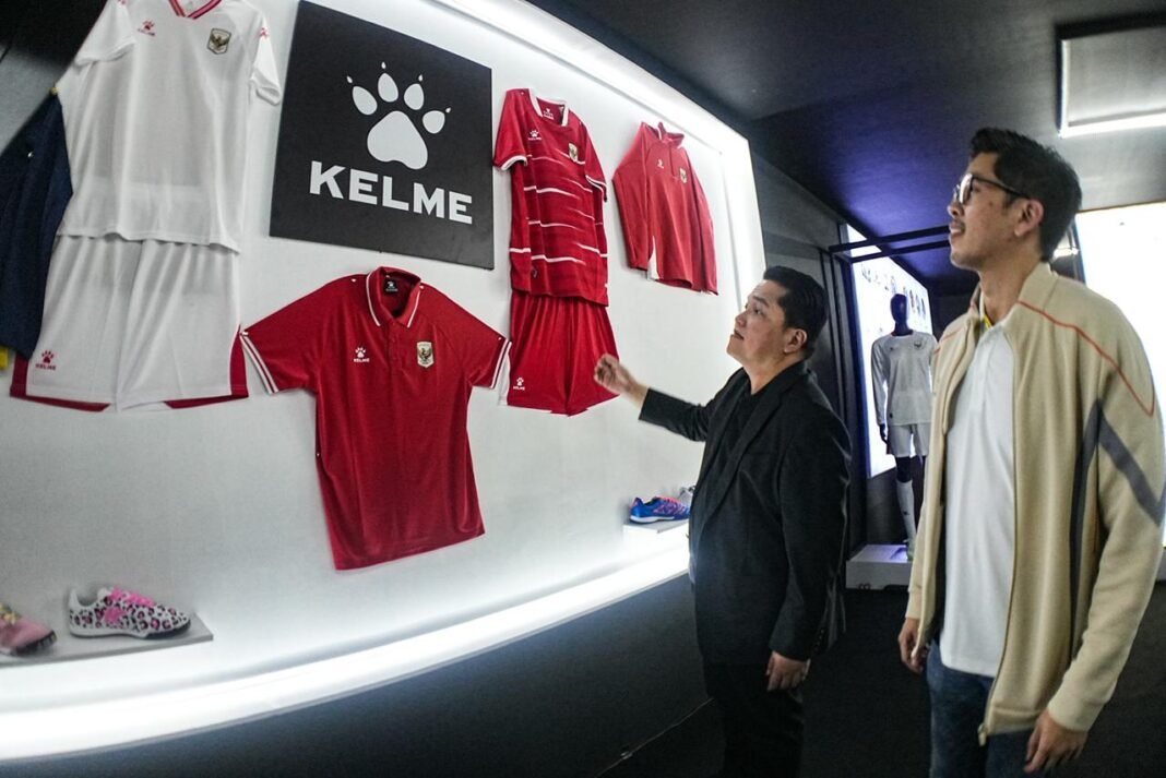 Ketua Umum Persatuan Sepak Bola Seluruh Indonesia (PSSI), Erick Thohir, bangga desain jersey Timnas Indonesia terbaru menampilkan motif batik sebagai elemen utama identitas budaya nasional.