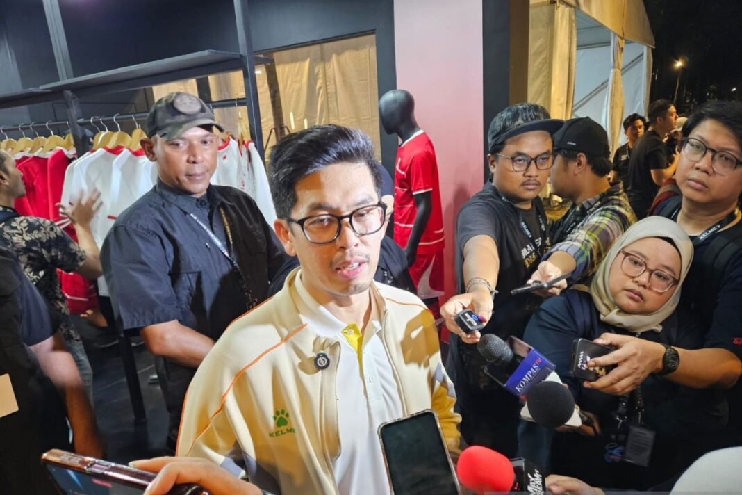 CEO Kelme Indonesia Kevin Wijaya menjelaskan bahwa inspirasi utama desain jersey tandang atau away diambil dari motif batik parang.