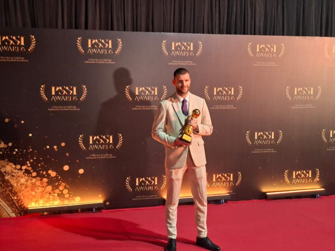 Maarten Paes mengaku bangga usai meraih penghargaan kiper terbaik atau Men’s Goalkeeper of The Year dalam ajang PSSI Awards 2026 yang digelar di Emtek City, Sabtu (28/3/2026). (Foto: AGF).