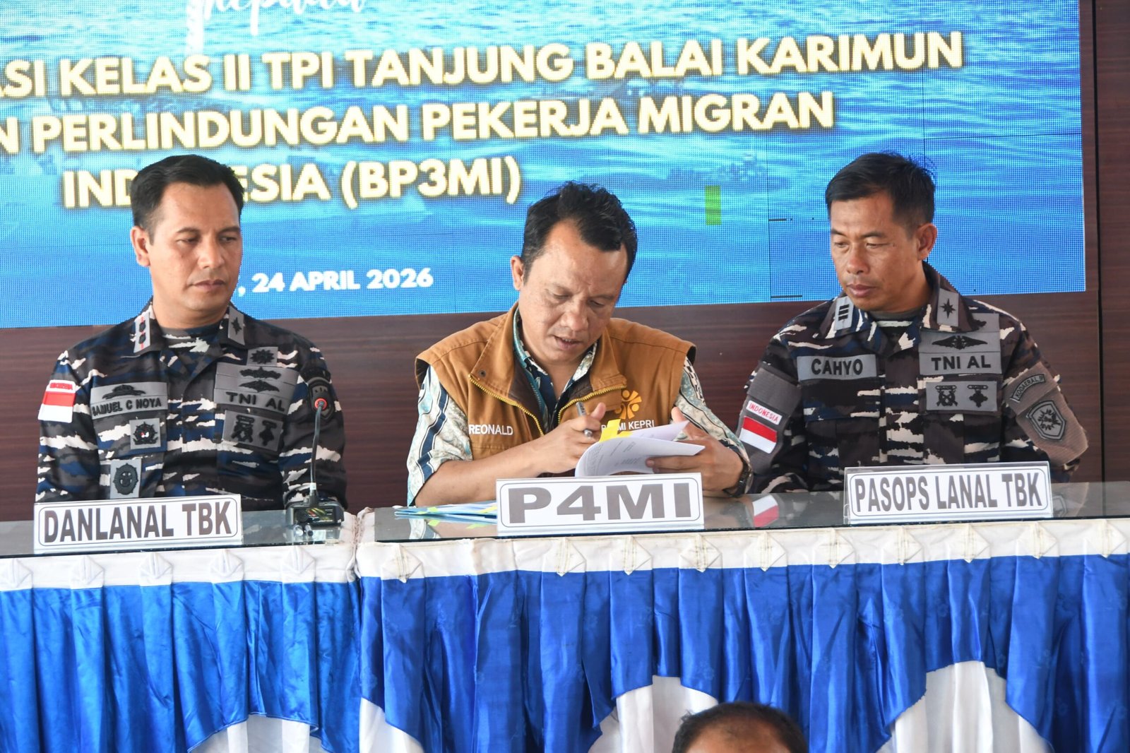 TNI AL dan BAIS TNI Amankan Pekerja Migran Indonesia Nonprosedural di Karimun 1 1cf3c972 567a 4336 822f 0efc775ae66b scaled