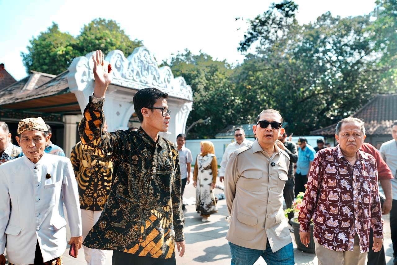 Tinjau Keraton Kasepuhan Cirebon Menteri Kebudayaan Dorong Penguatan Peran Keraton sebagai Pusat Edukasi Budaya 1