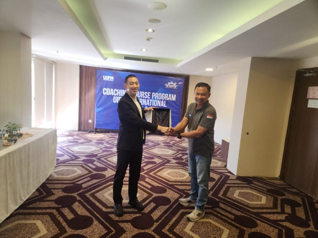 Sekjen PP MPI Ridwan Gultom memberikan cindera mata kepada Instruktur UIPM Jasper Liu. (foto: MPI).