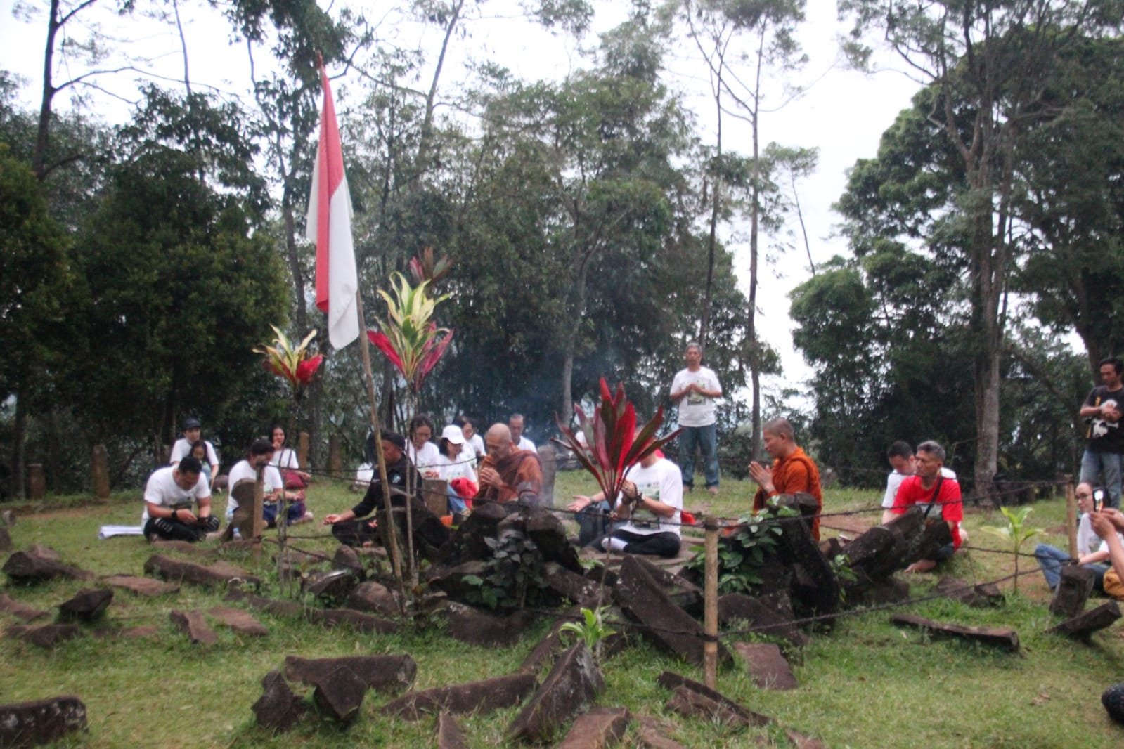Doa Lintas Iman di Gunung Padang: Dari Hening Teras 5, Seruan Tobat Ekologis Menggema 3 WhatsApp Image 2026 04 23 at 14.08.02 2