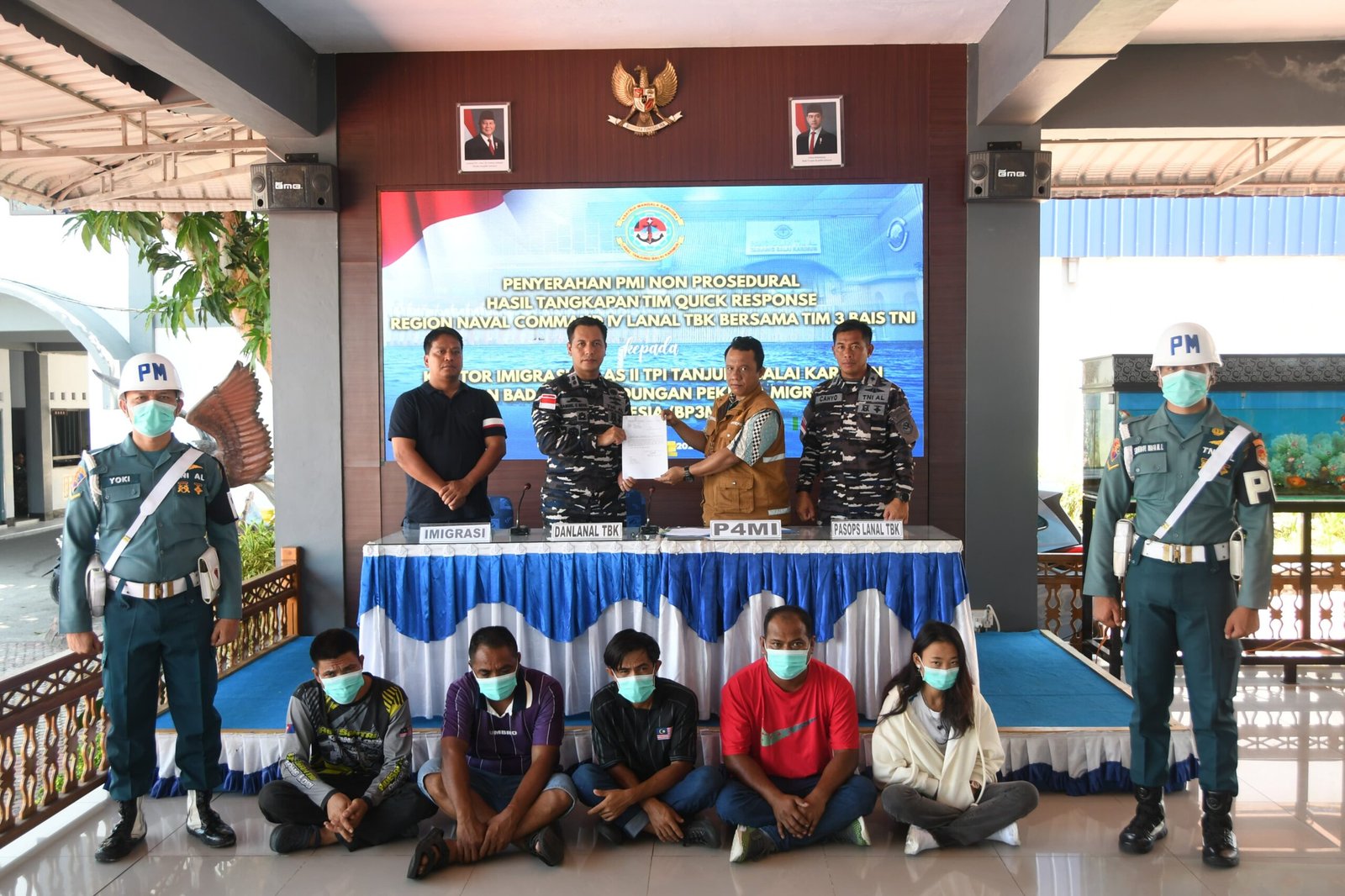 TNI AL dan BAIS TNI Amankan Pekerja Migran Indonesia Nonprosedural di Karimun 2 a37403f4 385c 487f bb63 e9cccf222e42 scaled