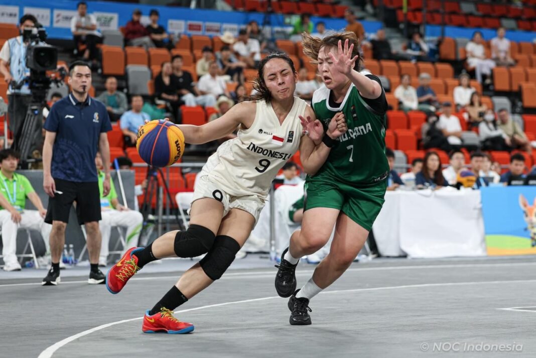Timnas Basket 3x3 Putri Indonesia memastikan langkah ke babak 16 besar setelah meraih kemenangan penting atas Makau pada laga terakhir penyisihan Grup C Asian Beach Games Sanya 2026. (foto: NOC).