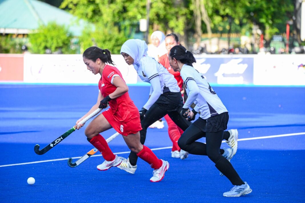 Timnas Hockey Field Putri Indonesia memastikan diri sebagai juara Pool B setelah meraih kemenangan meyakinkan 2-0 atas Singapura dalam laga terakhir penyisihan. (foto: FHI).