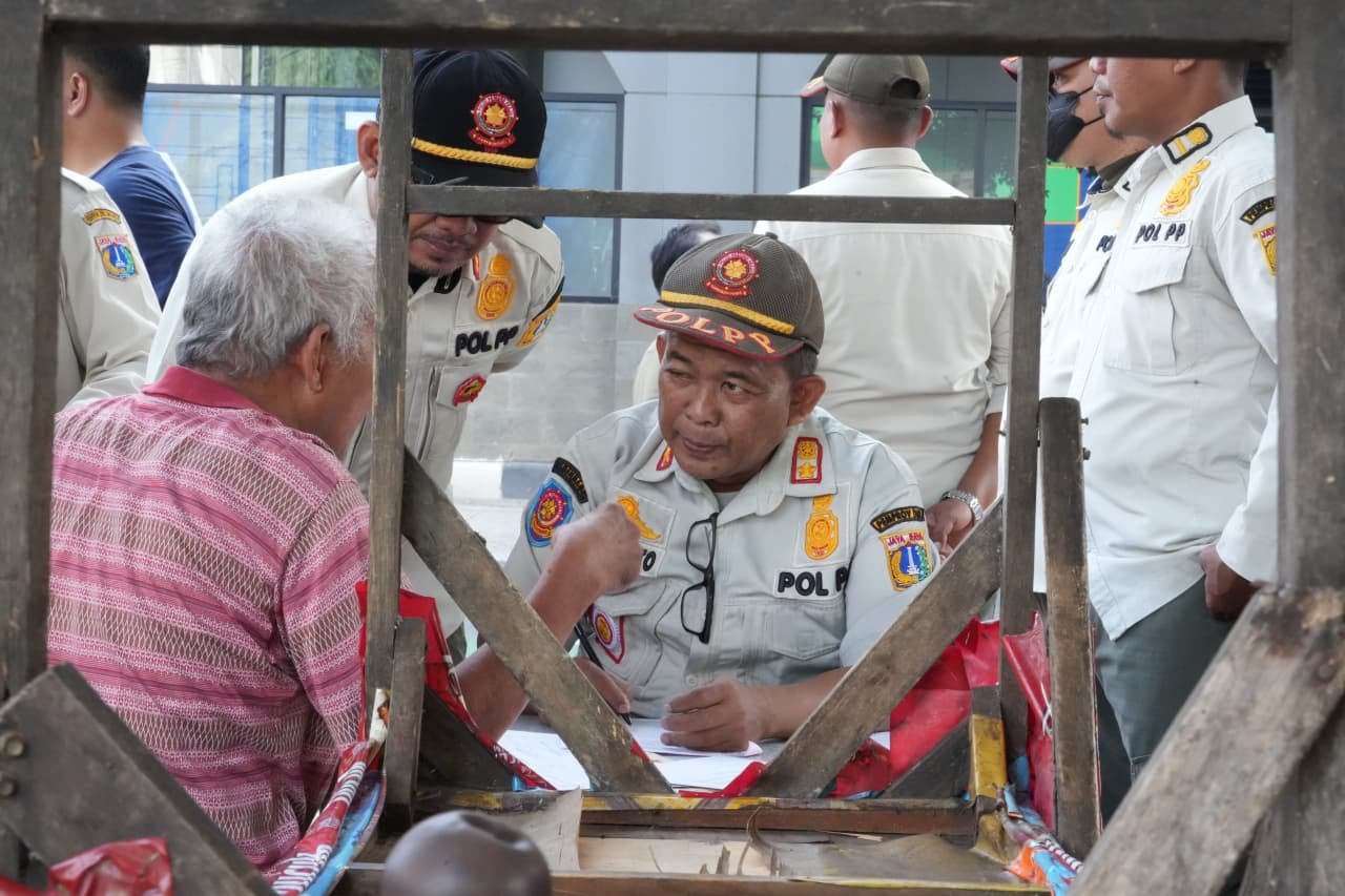 Pemkot Jakarta Timur Kembalikan Fungsi Trotoar Lewat Operasi Penertiban Serentak 2 31bdaa30 ee9a 44ca b685 567dab839ba6