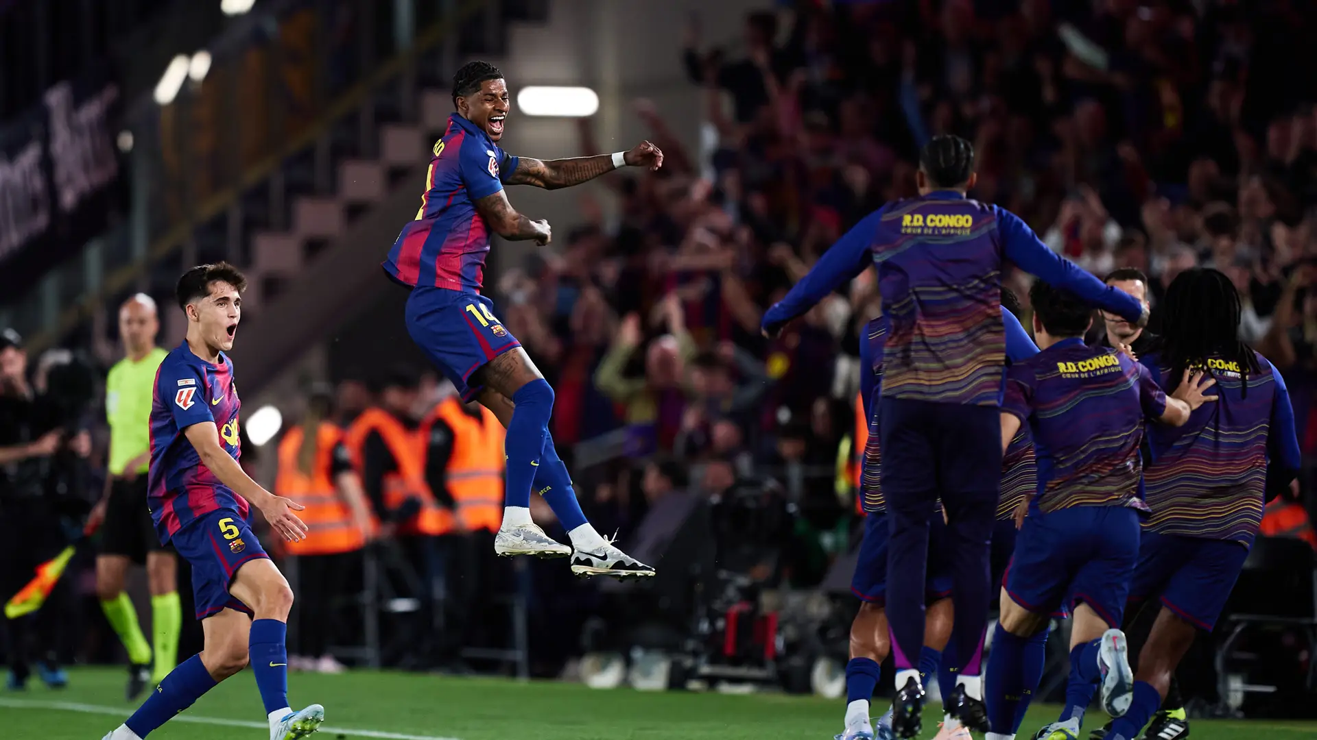 Marcus Rashford of FC Barcelona celebrates after scoring their side s first goal during the LaLiga EA Sports match between FC Barcelona and Real Madrid CF