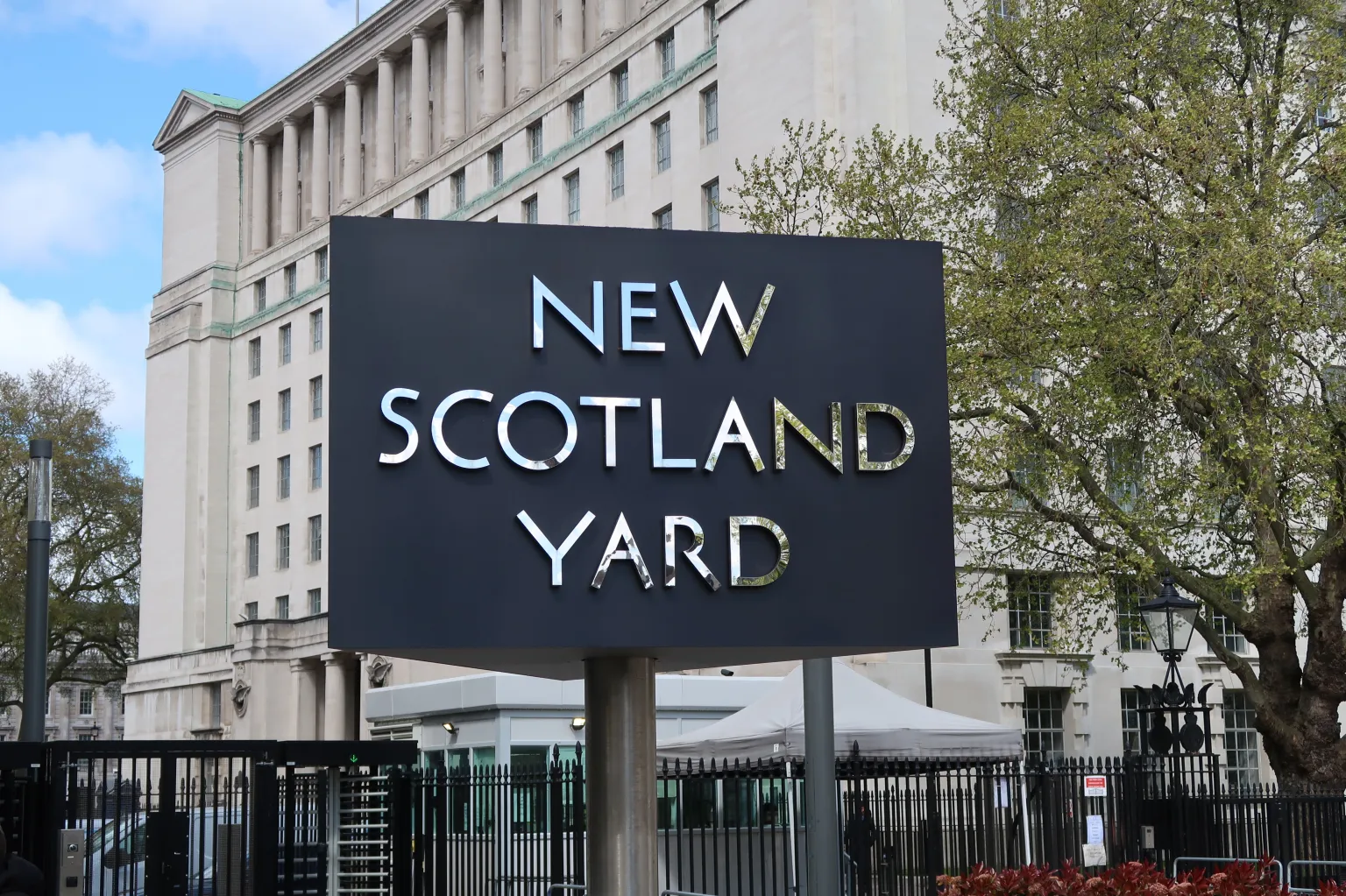 Polisi Penjaga Raja Inggris di Windsor Castle Diselidiki, Diduga Tertidur Saat Bertugas 3 london new scotland yard rotating 816376957 0fb8c5