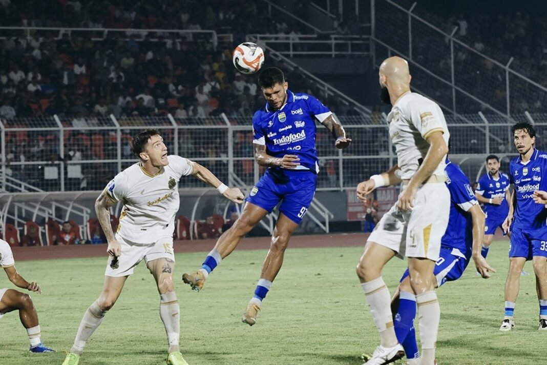 Aksi gol Persib Bandung lewat sundulan Berguinho menyamakan skor ke gawang Bhayangkara FC pada pertandingan pekan ke-30 Super League 2025-2026, laga berakhir 4-2 untuk keunggulan Maung pada Kamis (30/4/2026) di Stadion PKOR Sumpah Pemuda, Lampung. (Foto: ist).