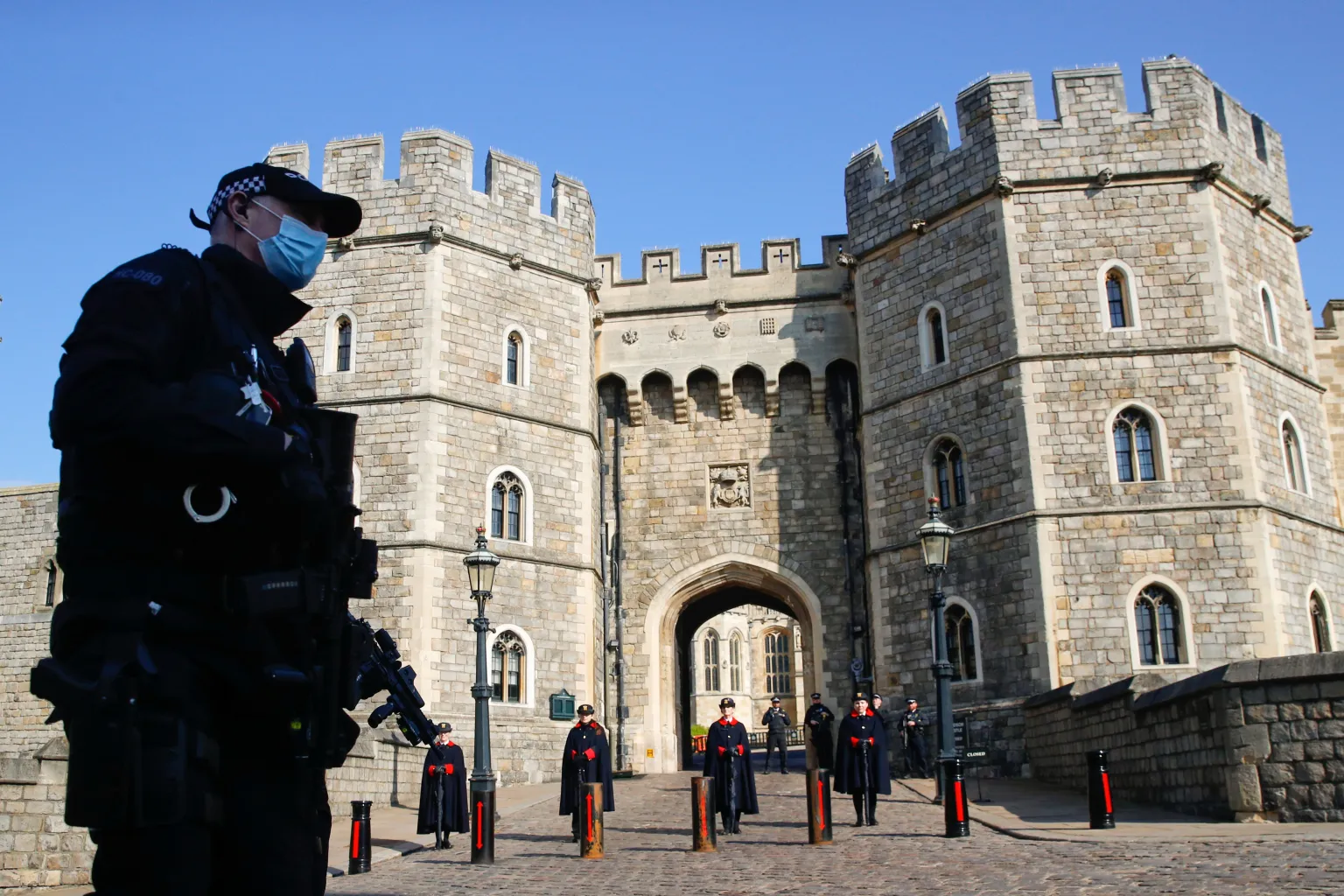 Polisi Penjaga Raja Inggris di Windsor Castle Diselidiki, Diduga Tertidur Saat Bertugas 1 wardens police officer stand outside 647360662 6be134