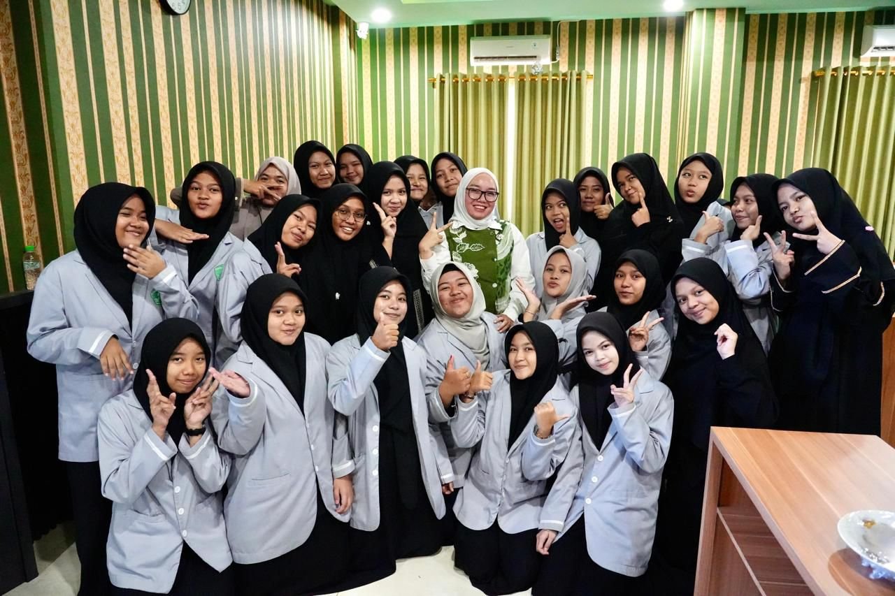 Wamenkop Farida Farichah Tekankan Koperasi Pesantren Jadi Pilar Ekonomi Kerakyatan 1 3b543613 c128 4891 afc7 d1aae250e127