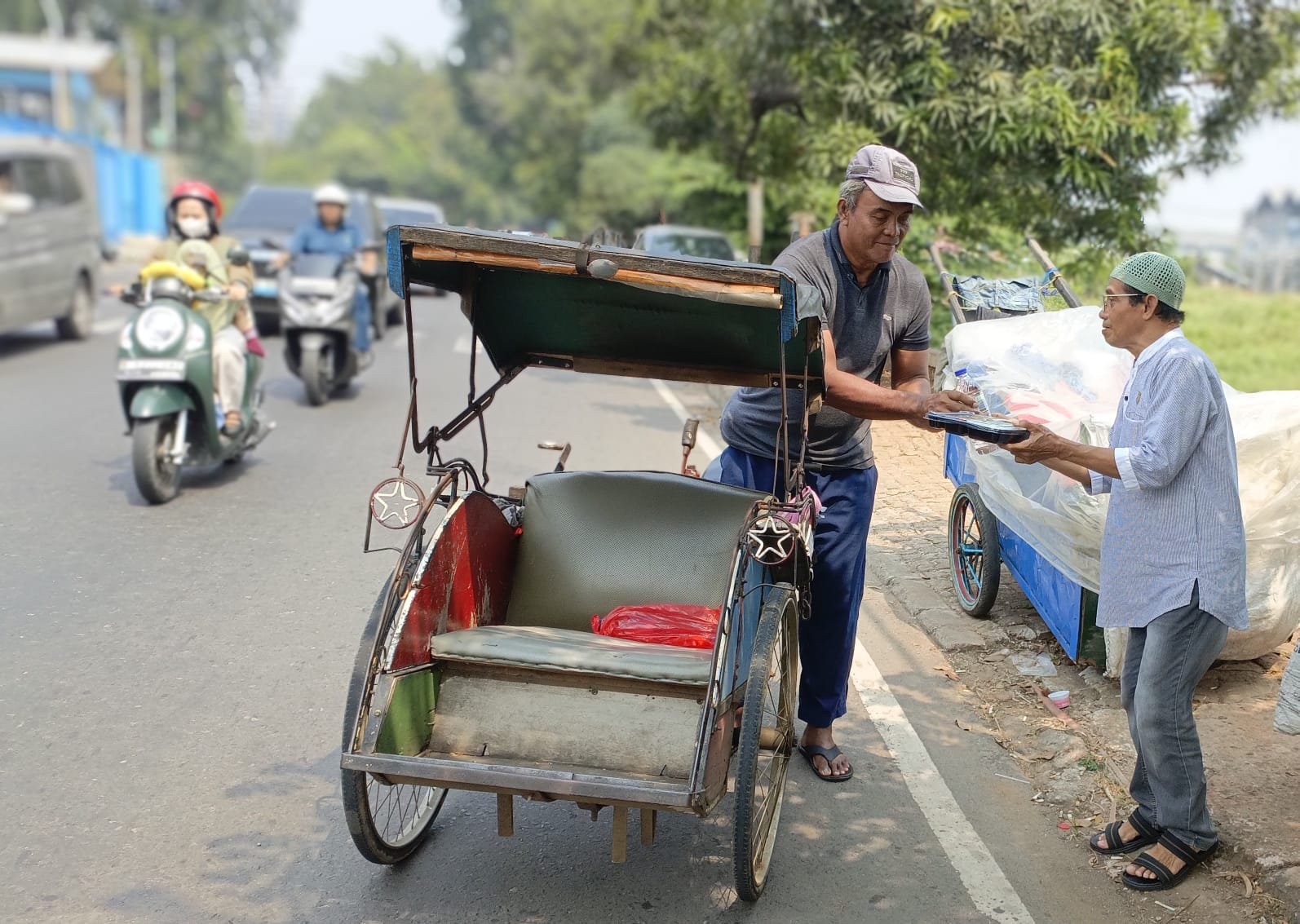 Di Bekasi, PJBW Bagikan 100 Paket Makanan kepada Warga yang Membutuhkan 4 68f487f2 7afd 488f bc7f d9b4411d2687