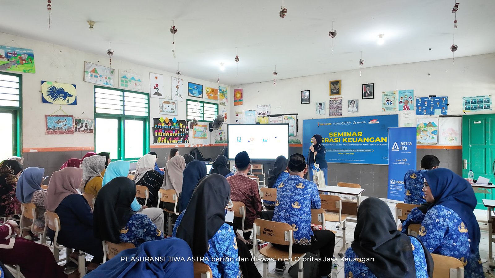 Astra Life Salurkan Donasi & Gelar Seminar Literasi Keuangan di Cikande 1 Foto 3
