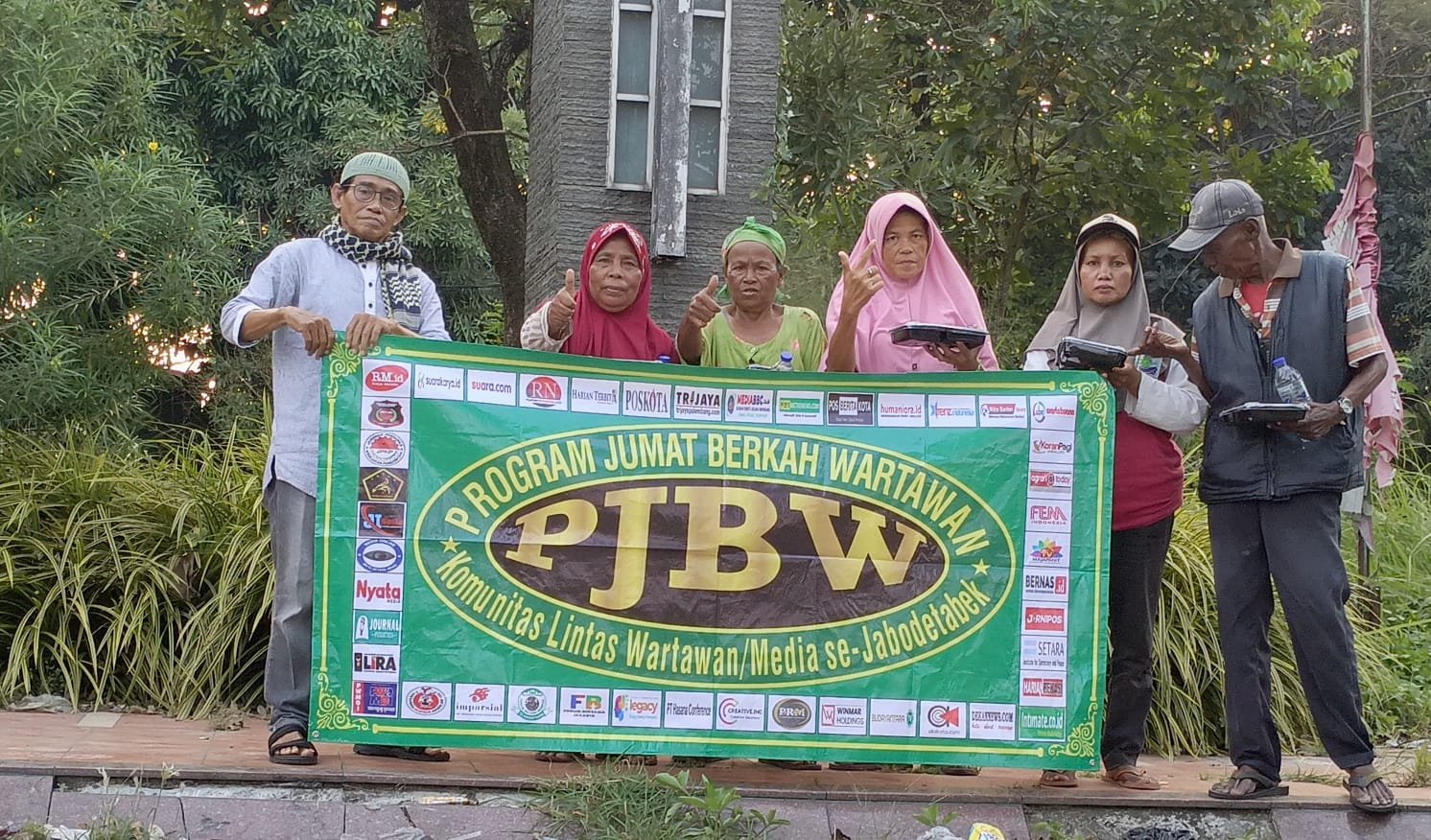 Di Bekasi, PJBW Bagikan 100 Paket Makanan kepada Warga yang Membutuhkan 1 WhatsApp Image 2026 06 12 at 21.51.02