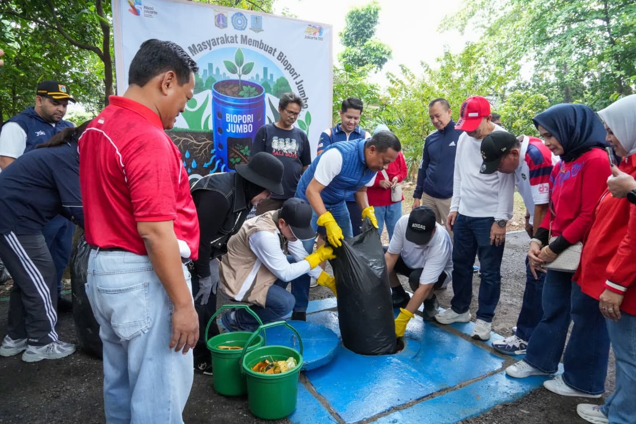 Wali Kota Jaktim Apresiasi Warga RW 013 Pondok Kelapa, Kelola Sampah Lewat Biopori Jumbo 1 c2c5264c 9fb8 4d22 9229 60a6f2a979ba