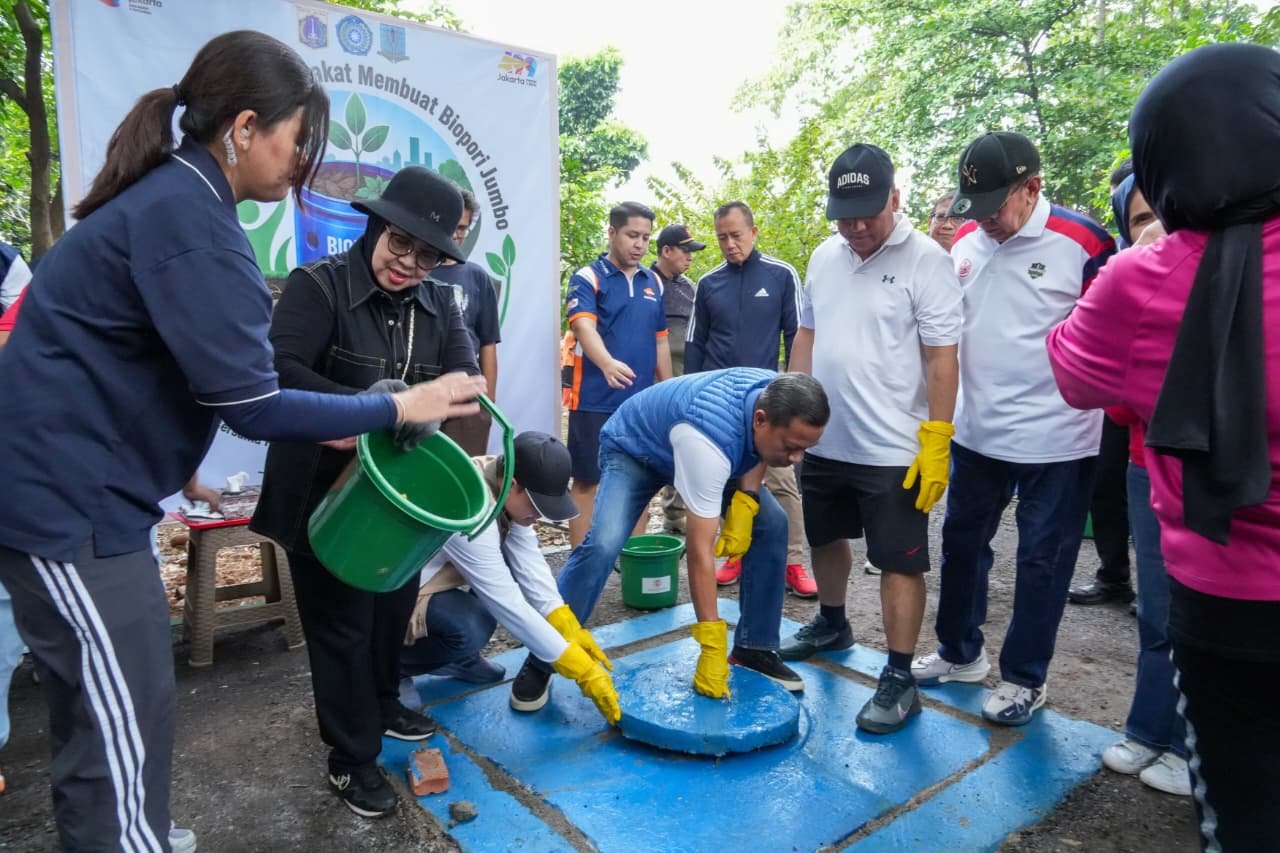 Wali Kota Jaktim Apresiasi Warga RW 013 Pondok Kelapa, Kelola Sampah Lewat Biopori Jumbo 2 fe59574e 7a9d 4c14 b5d5 ac122c6cc11a
