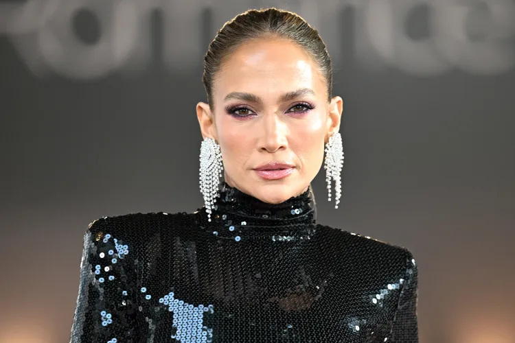 Jennifer Lopez Ungkap Film yang Paling “Menggoda” Baginya, Sebut True Romance sebagai Favorit 1 jennifer lopez office romance premiere 060926 56a3545e43c54ee7a6aa559b2a6b6743