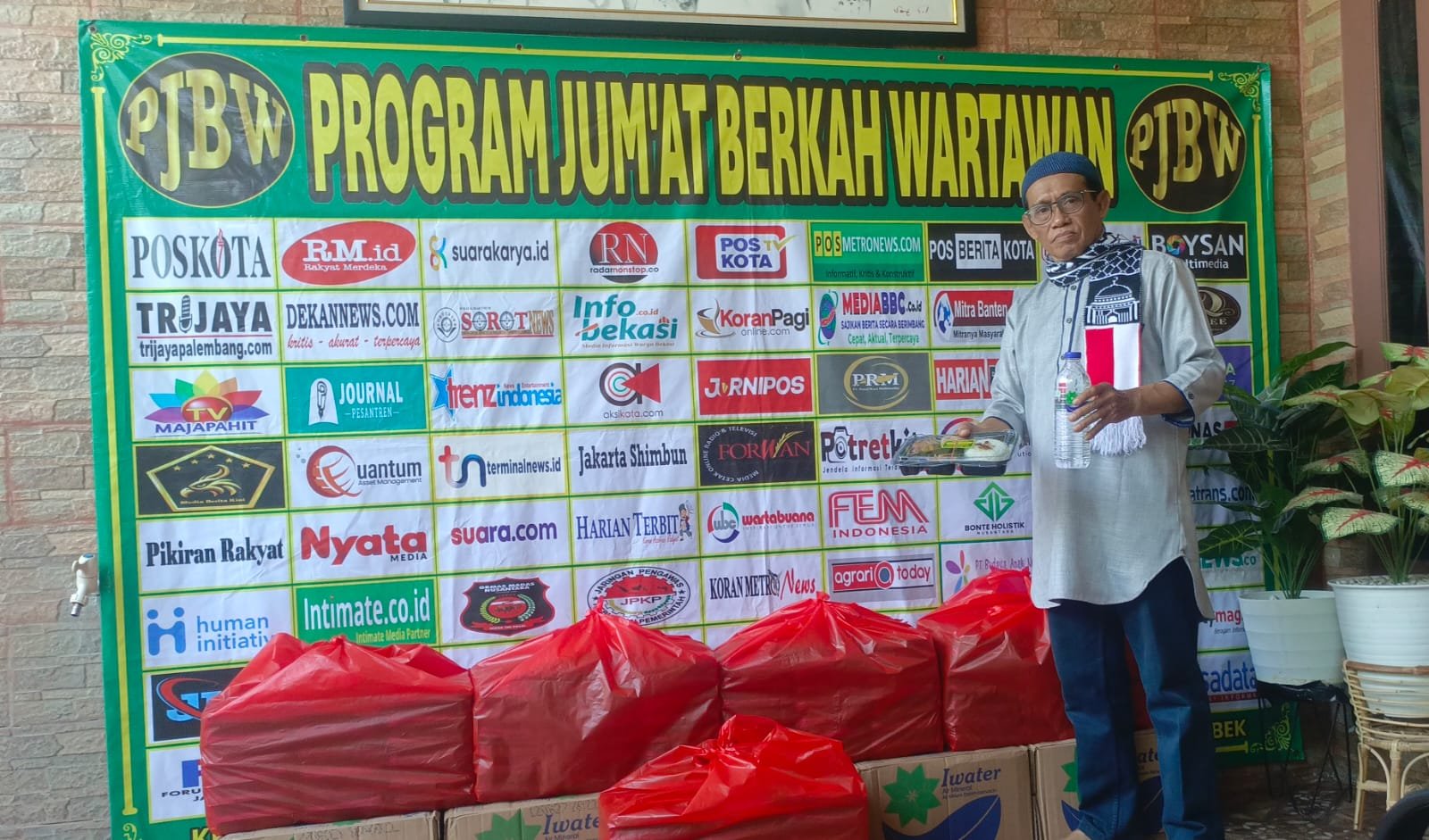 Sasar Permukiman Padat di Jakarta Timur, Program Jumat Berkah Wartawan Disambut Antusias Anak-anak dan Warga 2 12772618 ea87 4b88 b180 0dffedd5739a