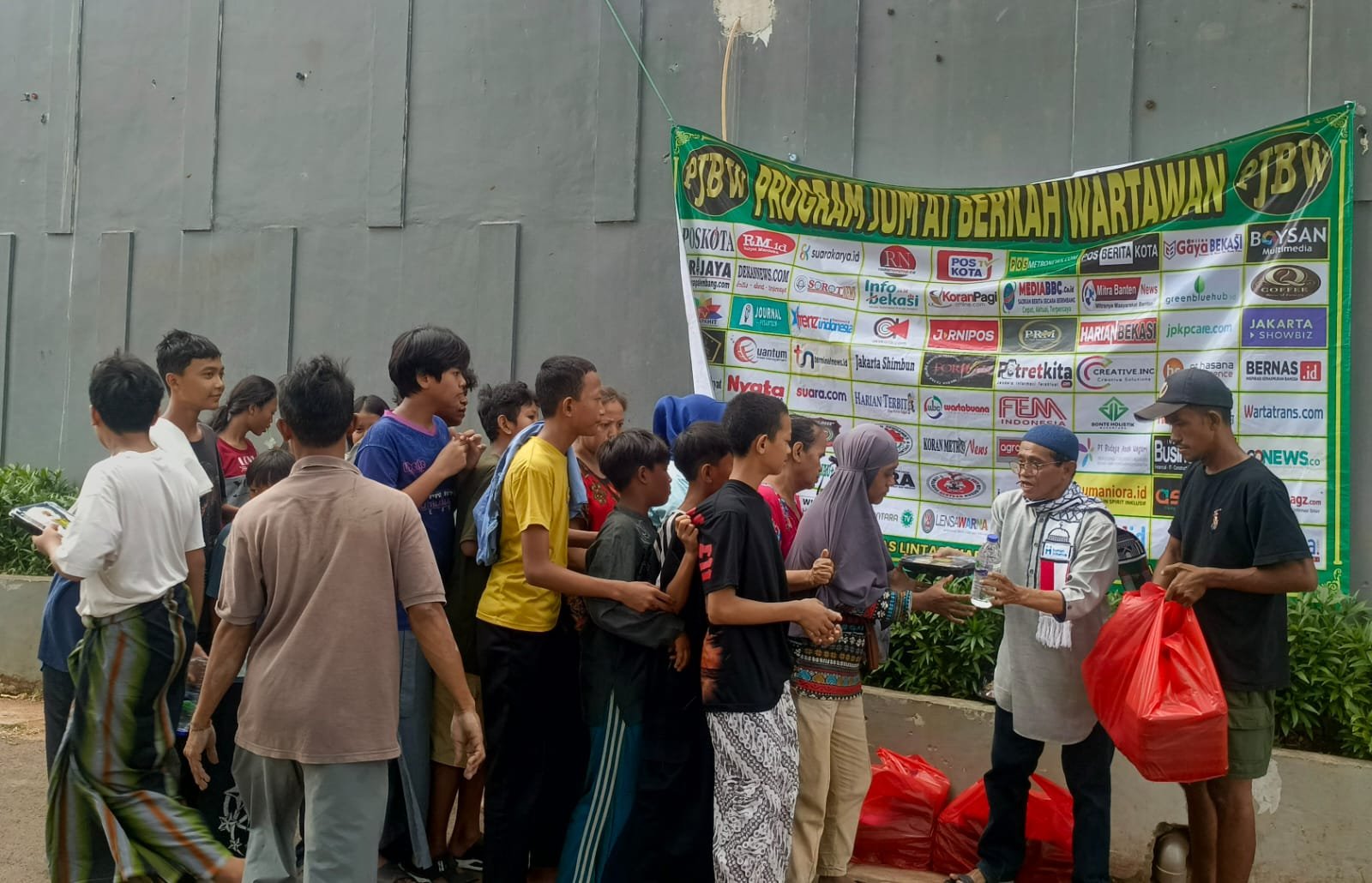 Sasar Permukiman Padat di Jakarta Timur, Program Jumat Berkah Wartawan Disambut Antusias Anak-anak dan Warga 4 63cda543 75f1 412c 85c0 255c9a837d42
