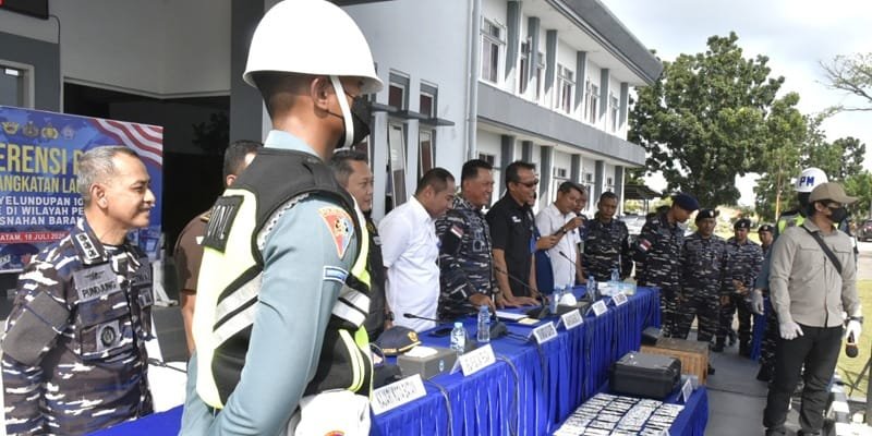 TNI AL Musnahkan Puluhan Liquid Vape Diduga Mengandung Narkotika Hasil Operasi di Batam 1 6ad9093e ac5b 4f62 92be b3438feae2c7