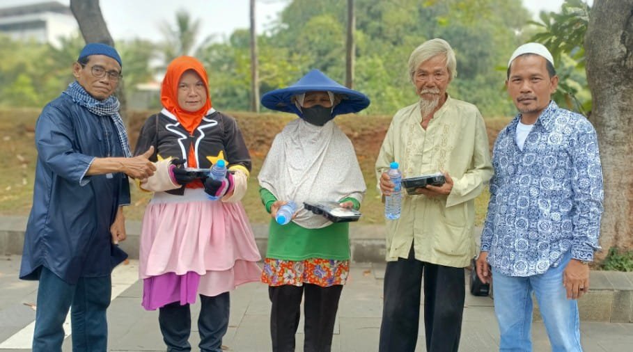 Sambangi Masjid dan Warga Cileungsi Kidul, Program Jumat Berkah Wartawan Bagikan Ratusan Nasi Boks 3 6f8e64af acfe 4df1 b07c 31b8bf84728c