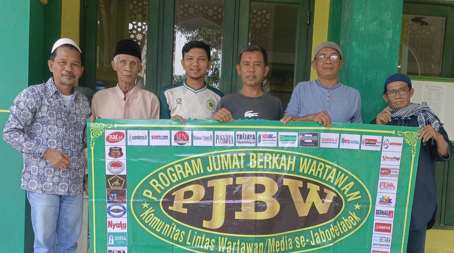 Sambangi Masjid dan Warga Cileungsi Kidul, Program Jumat Berkah Wartawan Bagikan Ratusan Nasi Boks 1 7f6224f8 f98a 4cba 873c 9ce9d925c55d