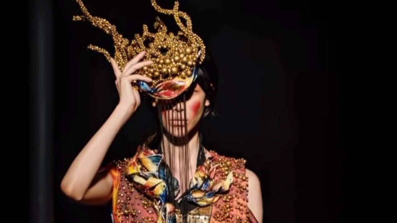 Yuima Nakazato Tampilkan Koleksi Haute Couture FW 2026 'Inferno', Padukan Warisan Jepang dan Teknologi Futuristis 1 9b4d3501 2360 418b 8eeb a8027aadce9b