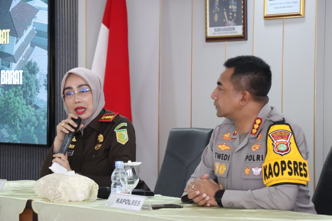 Kapolres Metro Jakarta Barat Jalin Silaturahmi dengan Kajari, Perkokoh Kolaborasi Polri dan Kejaksaan 3 9e59ade8 3ac1 483c abb9 9c2068b6ed50
