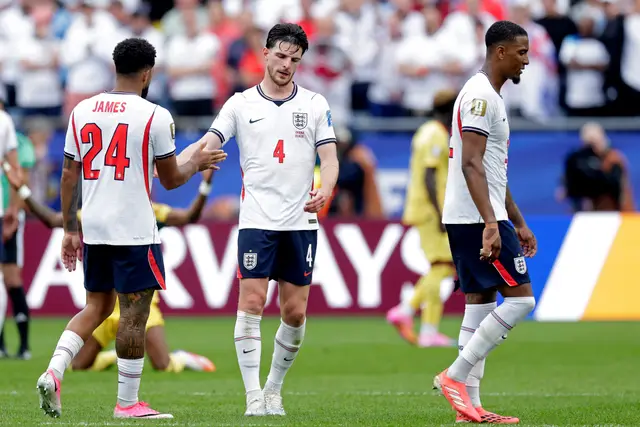 Thomas Tuchel Siapkan Strategi Adu Penalti untuk Piala Dunia 2 L R Reece James of England Declan Rice of England Ezri Konsa of England disappointed after the match during the World Cup