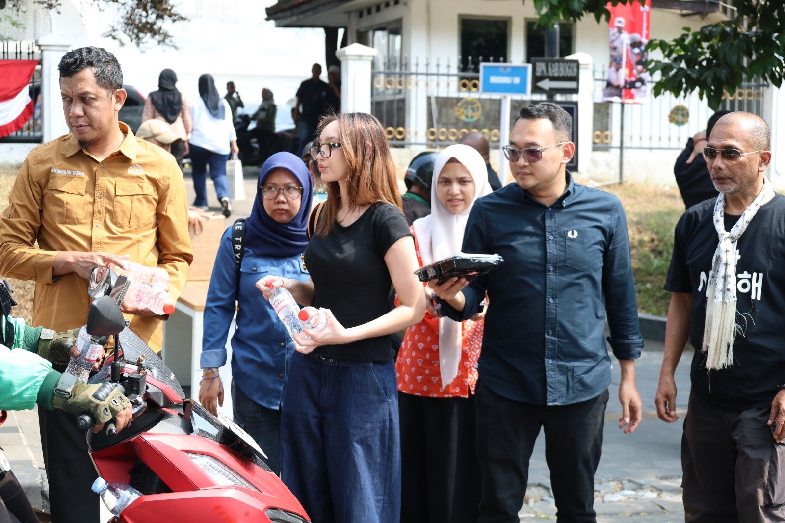 Kantor Pertanahan Kabupaten Bogor 1 Gandeng Jurnalis, Seniman, dan Aktris Gelar Jumat Berkah di Cibinong 2 WhatsApp Image 2026 07 31 at 19.57.47