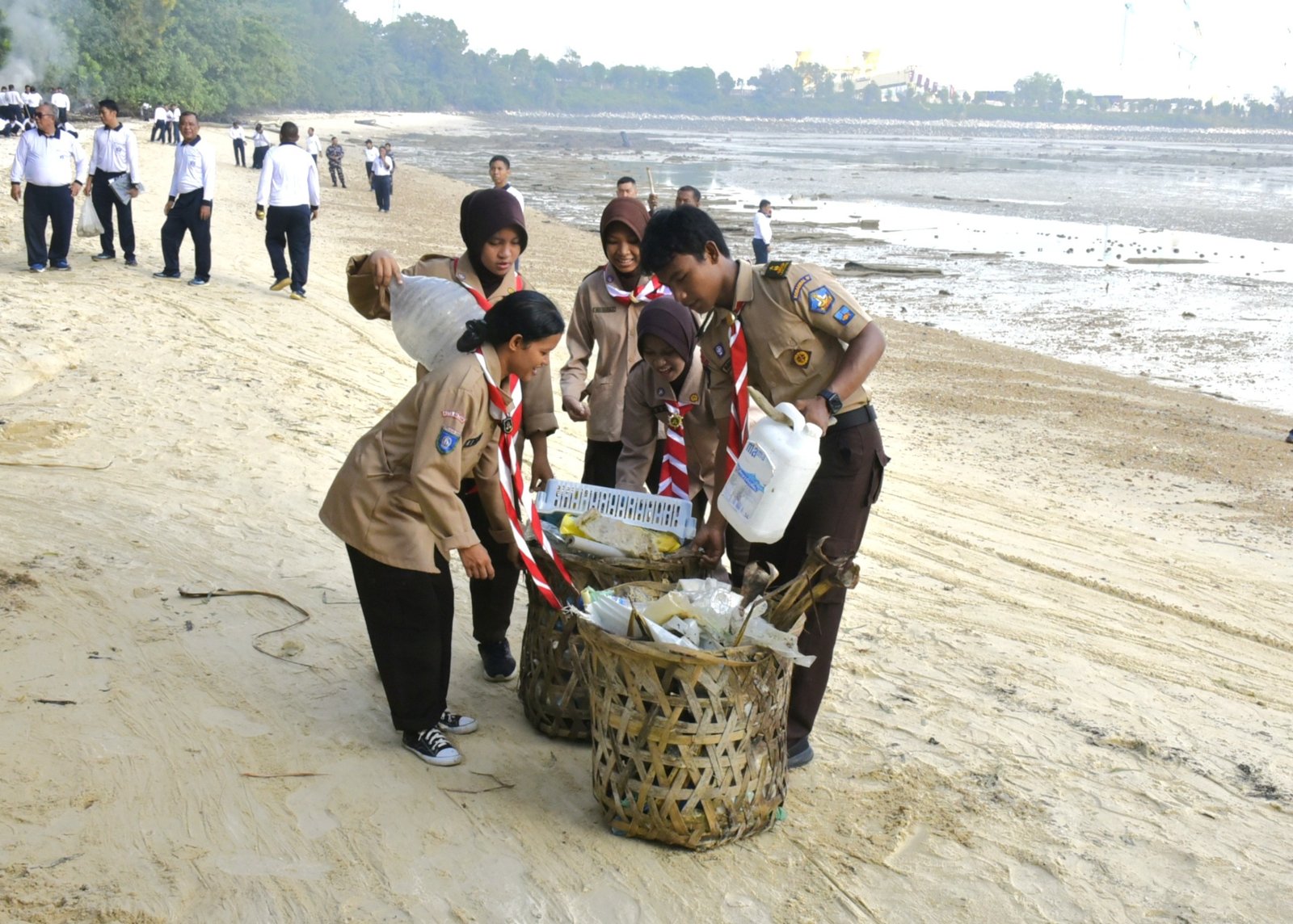 Kodaeral IV Gelar Aksi Bersih Pantai Bersama Saka Bahari 1 d2363219 b85f 4be5 9b3d 727a1d24e1d5