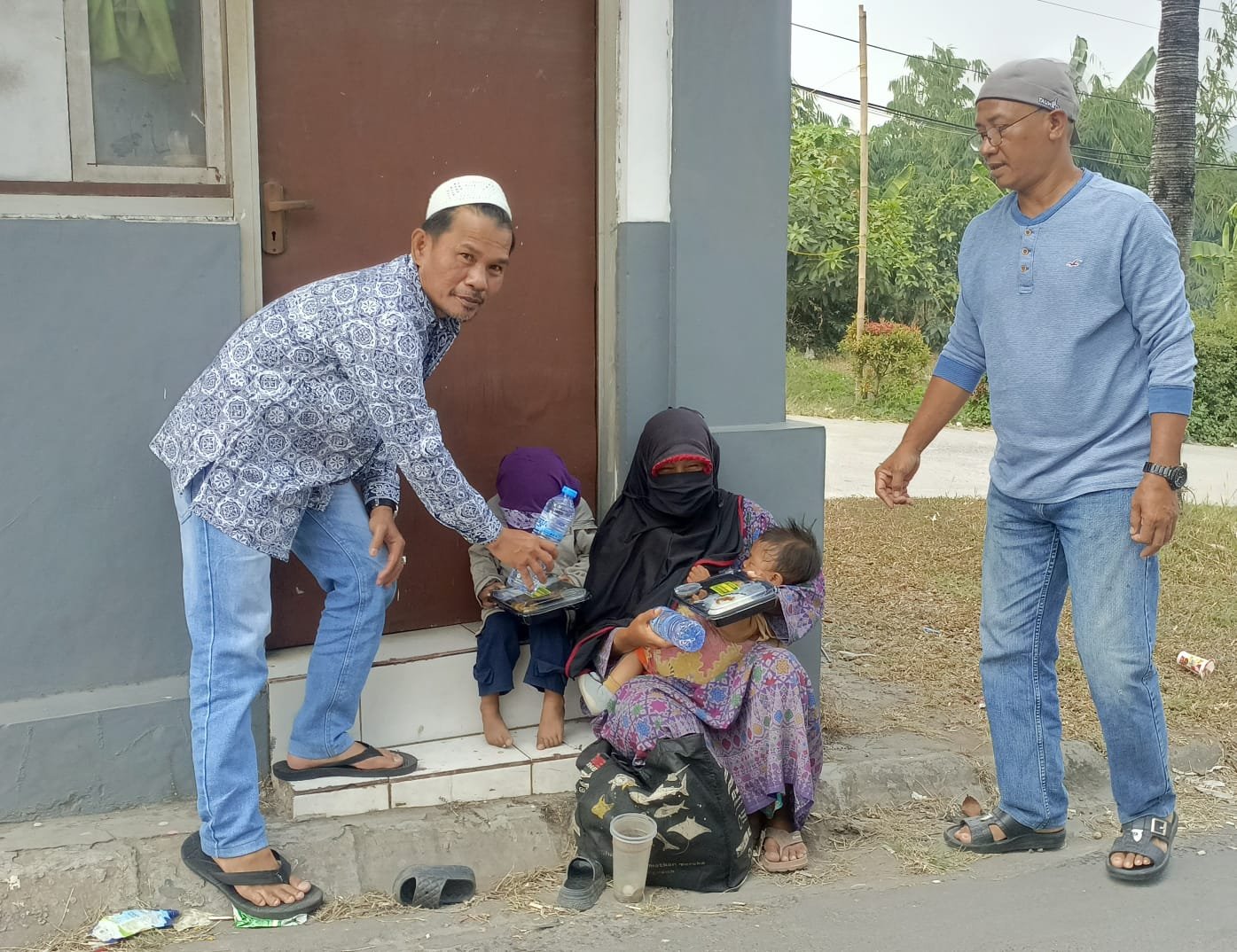 Sambangi Masjid dan Warga Cileungsi Kidul, Program Jumat Berkah Wartawan Bagikan Ratusan Nasi Boks 2 d452eb05 28b2 4372 9b9b 18e779b70822