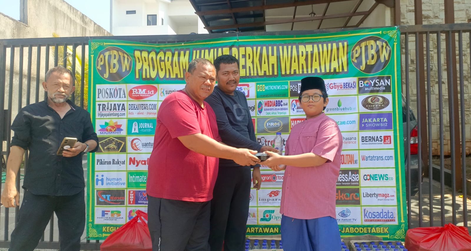 Jumat Berkah Wartawan Pekan Ke-83 Jangkau Warga Ciputat hingga Bekasi 2 e368d496 4b4a 4653 8eb2 e74137fe027a